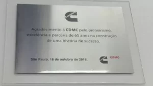 CDMC recebe placa comemorativa em homenagem aos 65 anos de distribuição dos produtos Cummins no Brasil